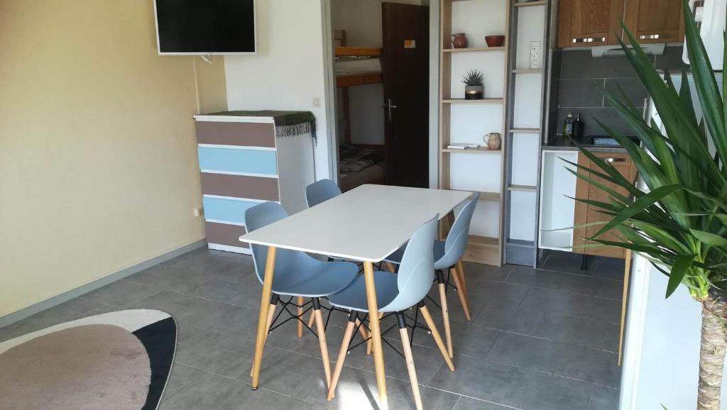 Fotografia z galérie ubytovania Beau studio cabine avec balcon, vue piscine, parking privé, climatisation, solarium, laverie v destinácii Cap d'Agde