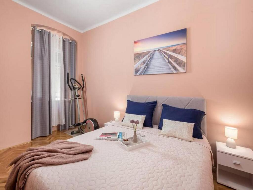Postel nebo postele na pokoji v ubytování Apartman KARESA -Rijeka