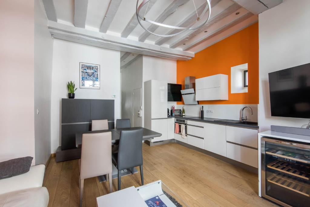 cocina y comedor con mesa y sillas en Angers Hyper Centre - Rue St Laud, 2min Ralliement en Angers