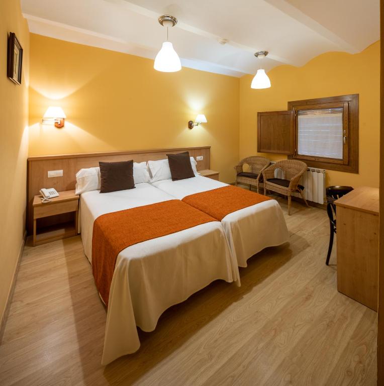 Postel nebo postele na pokoji v ubytování Hotel Ripoll