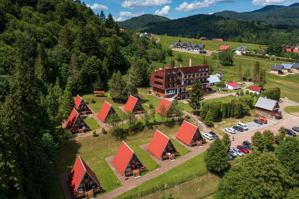 eine Luftansicht eines Resorts in den Bergen in der Unterkunft Perełka Bieszczady Domki in Cisna