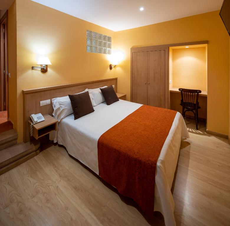 Postel nebo postele na pokoji v ubytování Hotel Ripoll