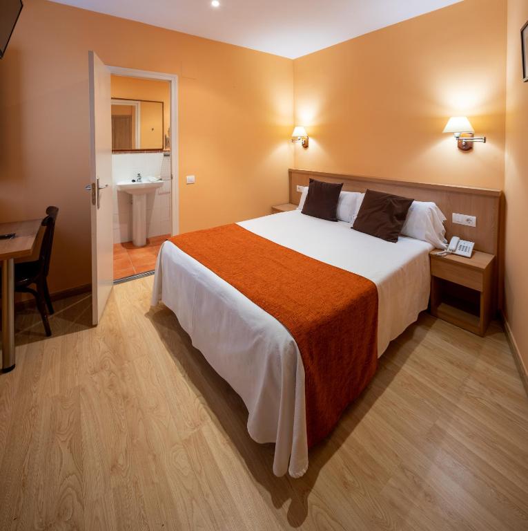 Postel nebo postele na pokoji v ubytování Hotel Ripoll