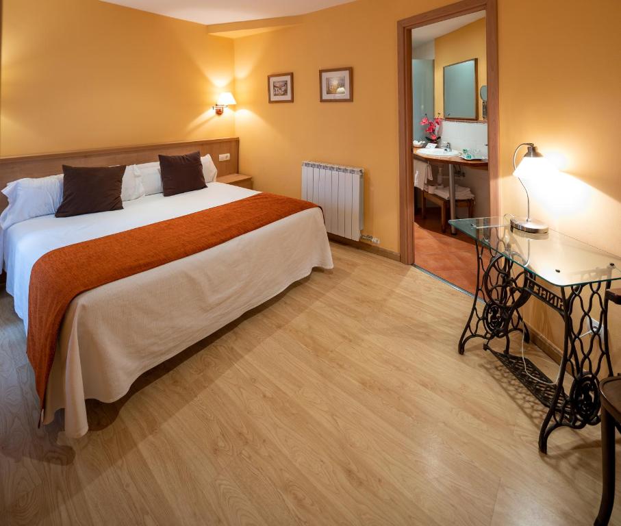 Postel nebo postele na pokoji v ubytování Hotel Ripoll