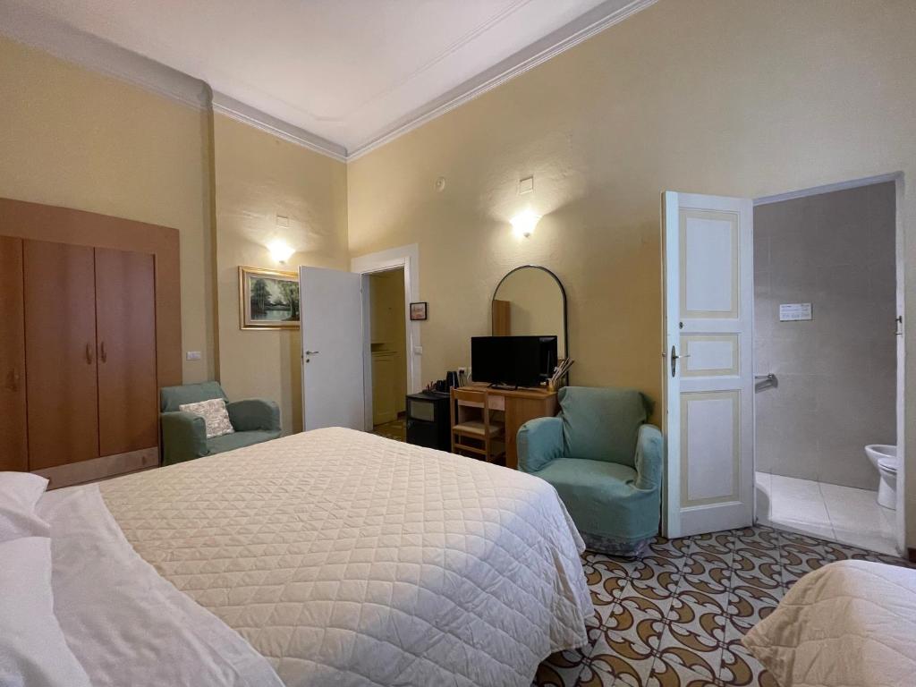 sypialnia z łóżkiem, 2 krzesłami i umywalką w obiekcie Hotel Panorama Bologna Centro w Bolonii