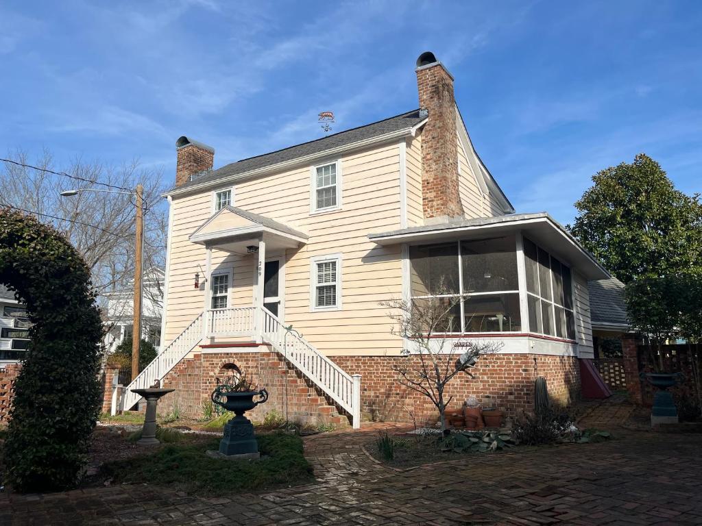 een groot wit huis met een baksteen bij Coor-Bishop Dependency in New Bern