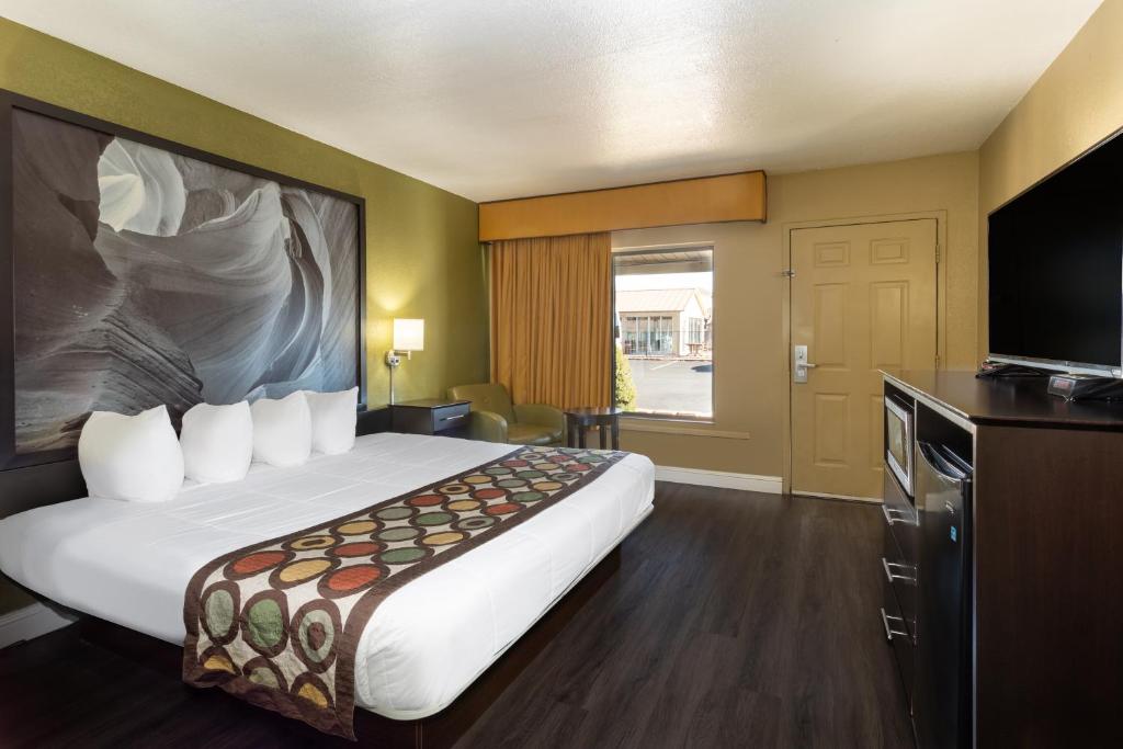 Super 8 by Wyndham NAU/Downtown Conference Center - King Room - Accès à La Mobilité / Non-fumeur