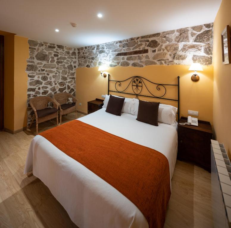 Postel nebo postele na pokoji v ubytování Hotel Ripoll