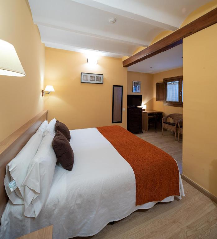 Postel nebo postele na pokoji v ubytování Hotel Ripoll