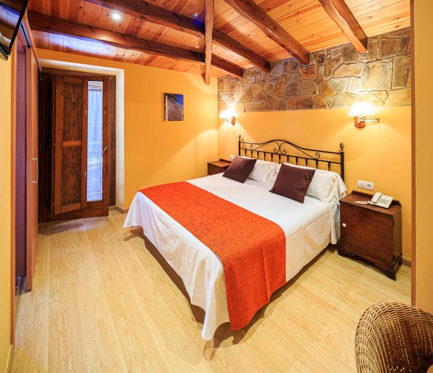 Postel nebo postele na pokoji v ubytování Hotel Ripoll