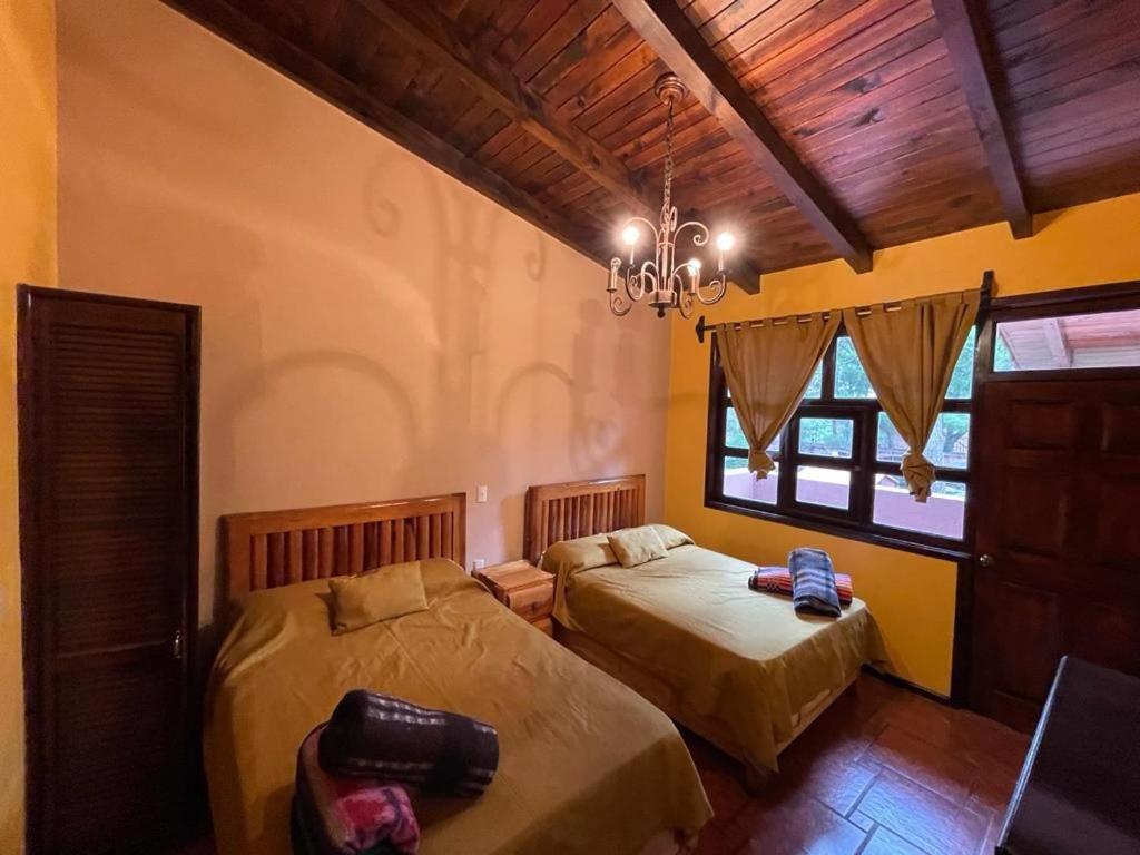 Postel nebo postele na pokoji v ubytování Villas Lupita