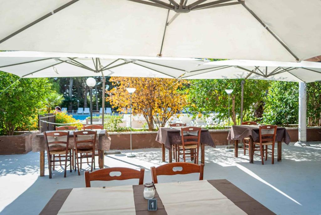 Restaurace v ubytování Villaggio Camping Sentinella