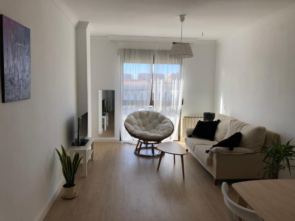 a living room with a couch and a chair at Apartamento anida in Granada