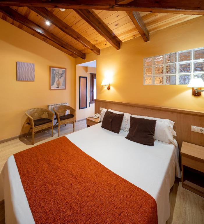 Postel nebo postele na pokoji v ubytování Hotel Ripoll
