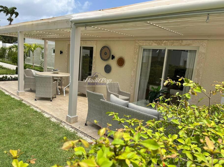 un patio con sillas y una mesa en un patio en Exclusiva villa vacacional, en San Felipe de Puerto Plata