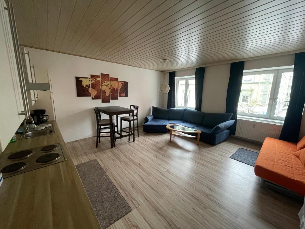 ein Wohnzimmer mit einem Sofa und einem Tisch in der Unterkunft City Appartement 4910 in Ried im Innkreis