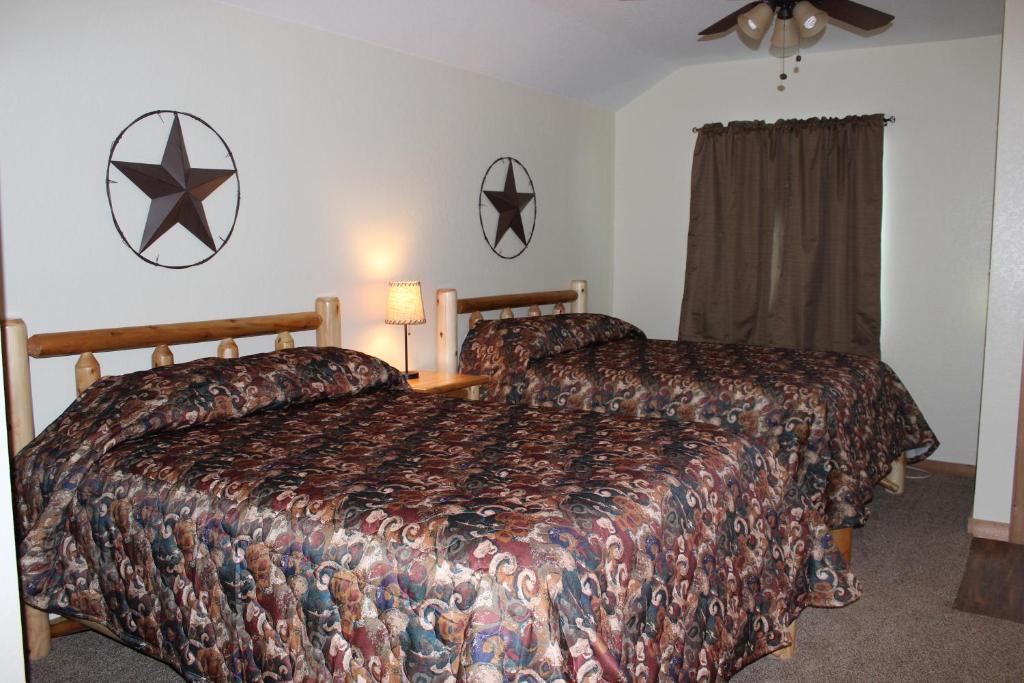 A bed or beds in a room at 4K Lodges