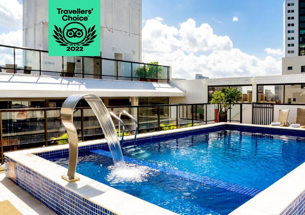 una piscina en la azotea de un edificio en Kastel Manibu Recife - Boa Viagem en Recife