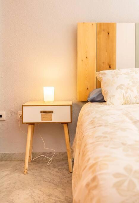 A bed or beds in a room at Apartamento Ronda de Triana 45