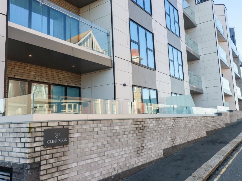 un edificio con un cartel en una pared de ladrillo en 33 Cliff Edge, en Newquay