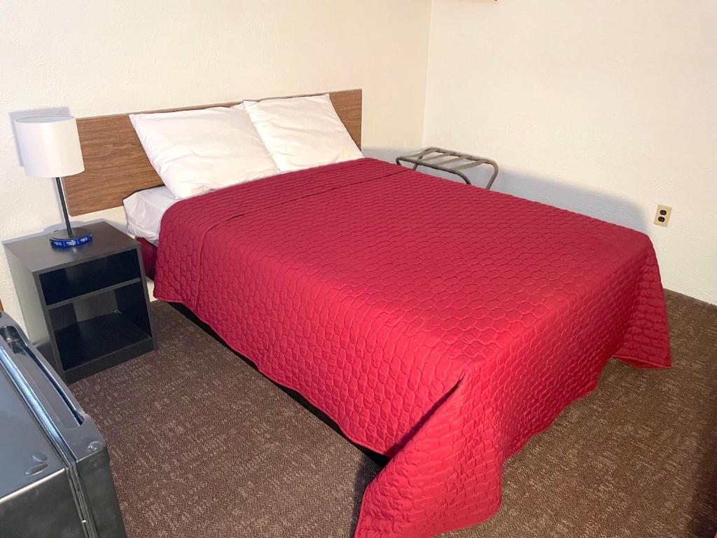 Postel nebo postele na pokoji v ubytování Cardinal Motel