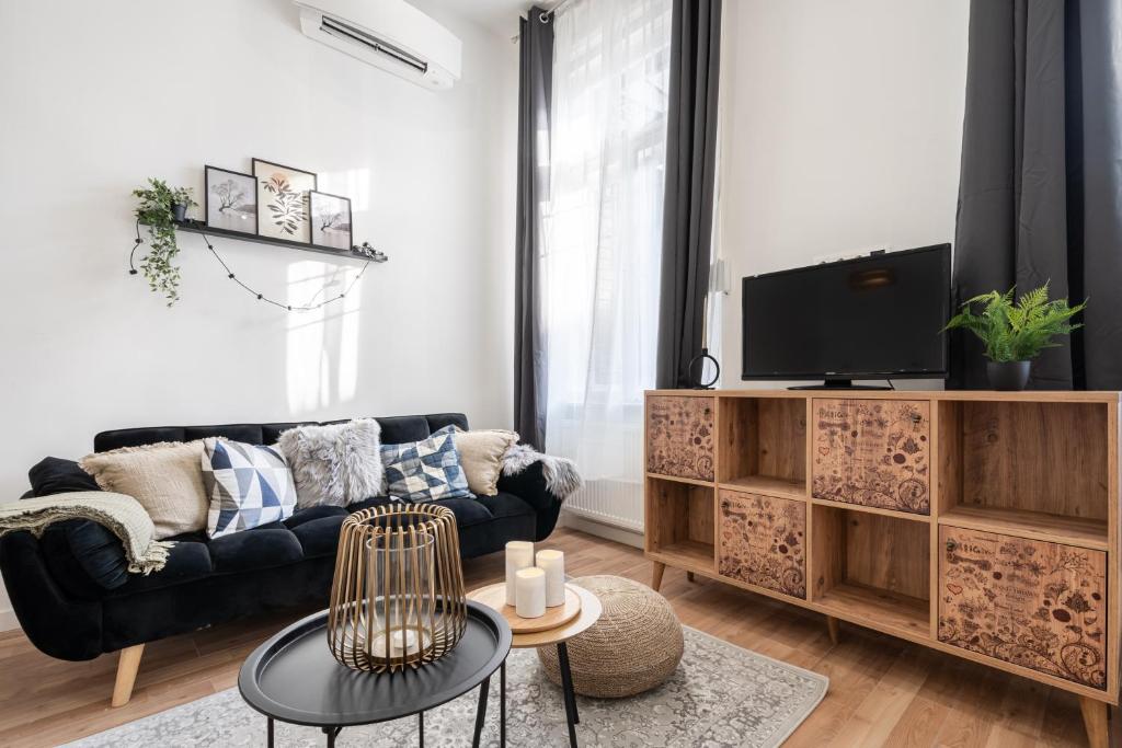 A television and/or entertainment centre at Budapest Eye Residence