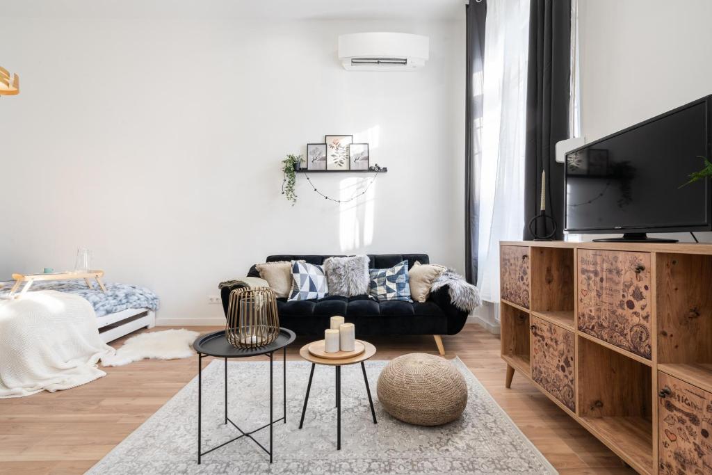 A television and/or entertainment centre at Budapest Eye Residence
