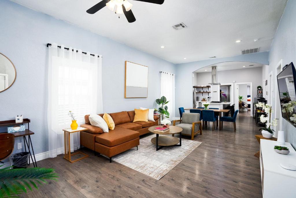 ein Wohnzimmer mit einem Sofa und einem Tisch in der Unterkunft Modern 3 Bed, 2 Bath Home Minutes to Downtown & Alamodome in San Antonio