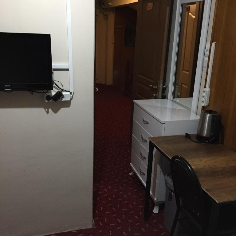 TV a/nebo společenská místnost v ubytování Paris Hotel