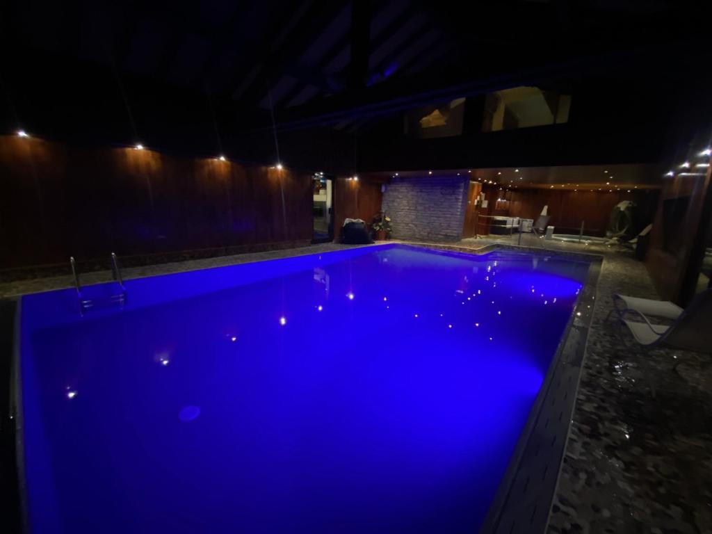 Bazén v ubytování Hôtel Macchi Restaurant & Spa nebo v jeho okolí