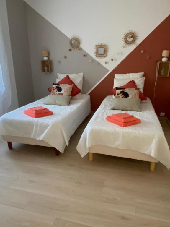 Postel nebo postele na pokoji v ubytování Chambre d'hôtes Zephyr Libeccio Le Moulin de Prédelles