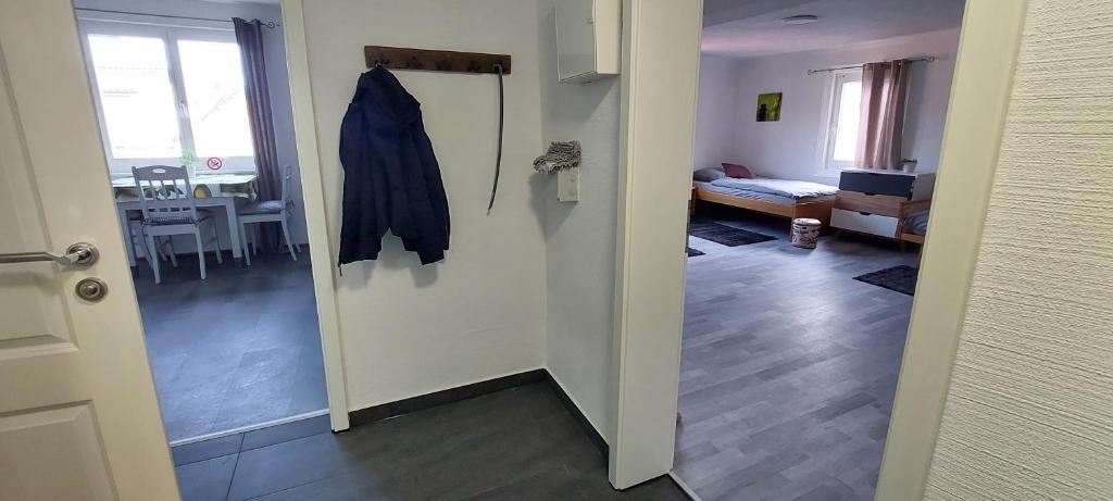 um corredor com uma porta para um quarto com uma sala de estar em KiRoom Willsbach em Obersulm