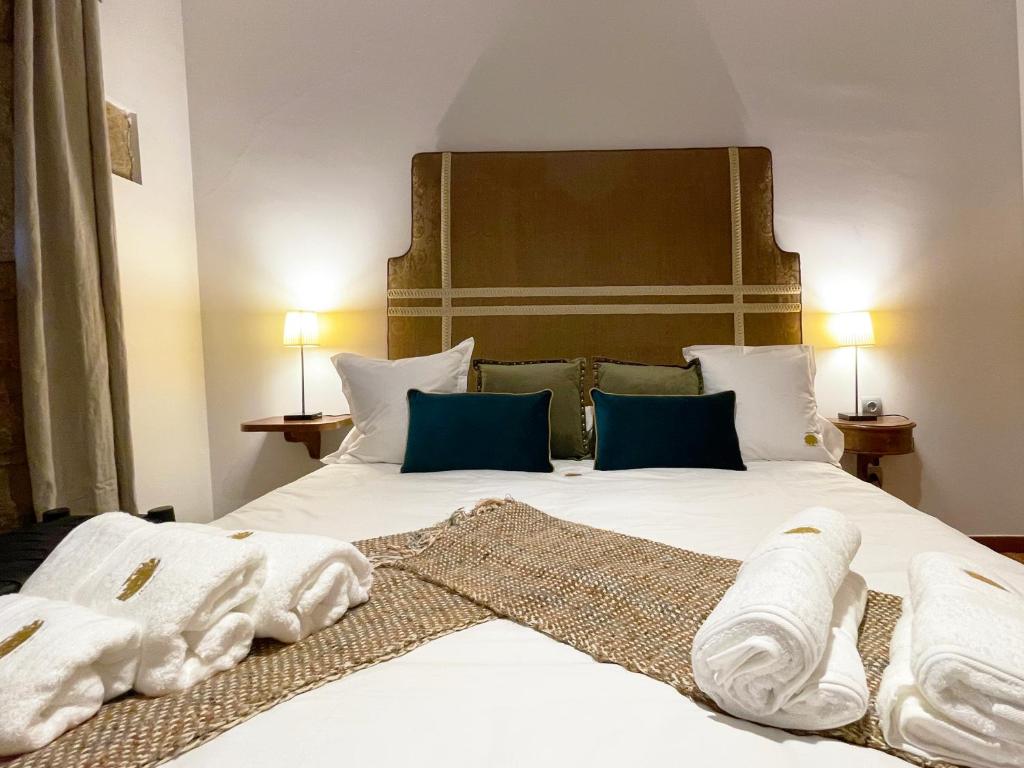 Postel nebo postele na pokoji v ubytování Masia de Queralt Luxury Casa Rural Spa y Vistas