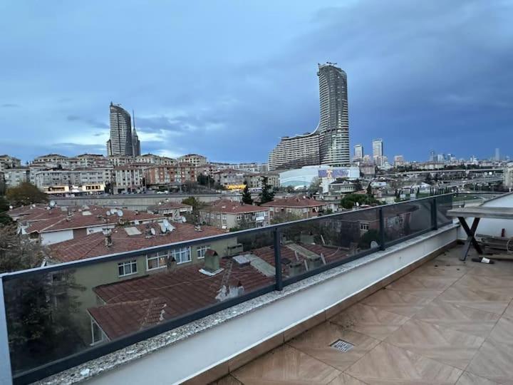balcón con vistas a una ciudad con edificios en Прекрасная двухуровневая квартира с террасой en Estambul