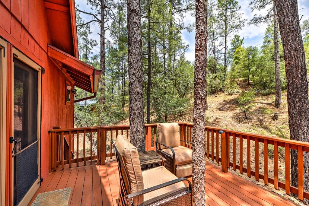 Balkón nebo terasa v ubytování Deck and Forest Views Peaceful Prescott Cabin