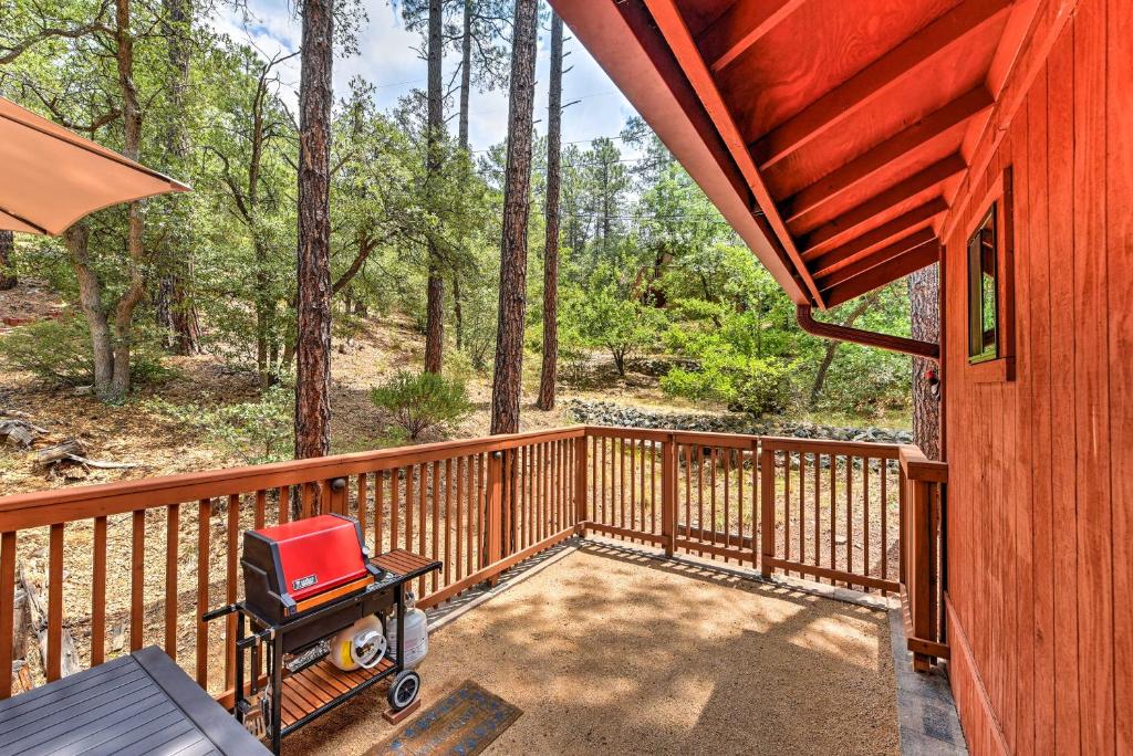 Balkón nebo terasa v ubytování Deck and Forest Views Peaceful Prescott Cabin
