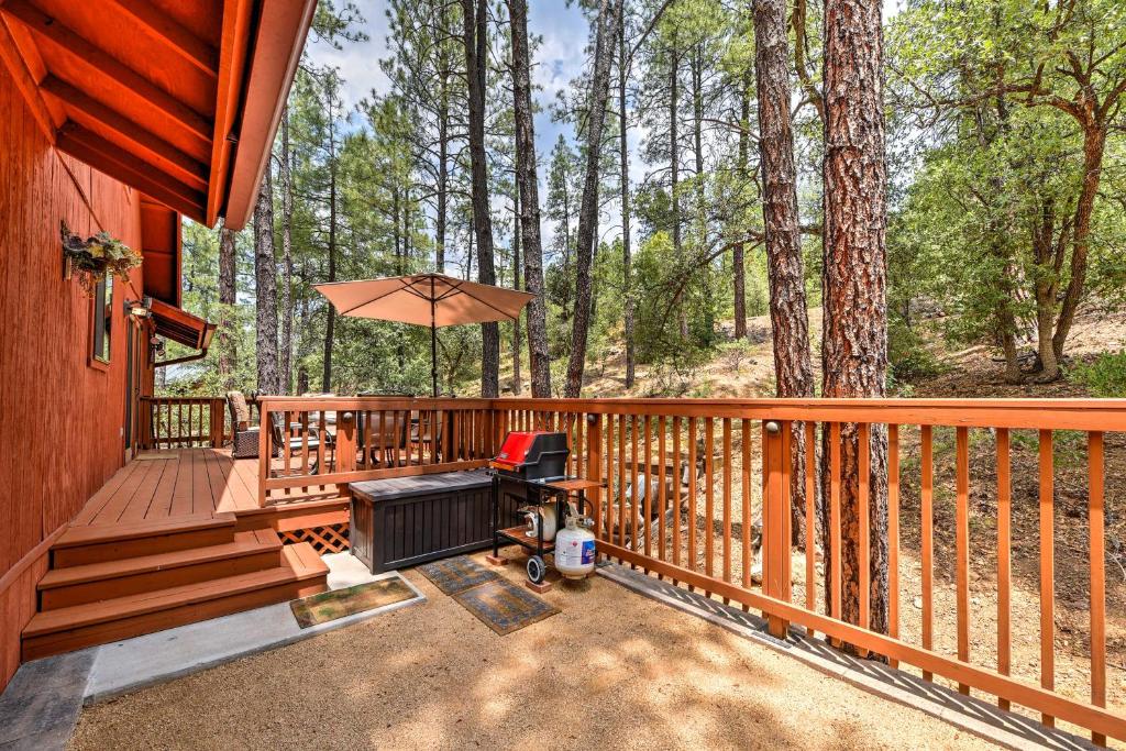 Balkón nebo terasa v ubytování Deck and Forest Views Peaceful Prescott Cabin