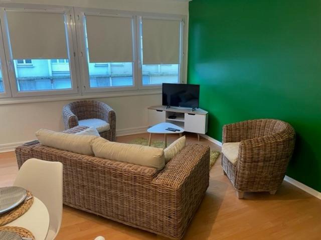 salon z kanapą i 2 krzesłami w obiekcie LE GAMBETTA w mieście Boulogne-sur-Mer