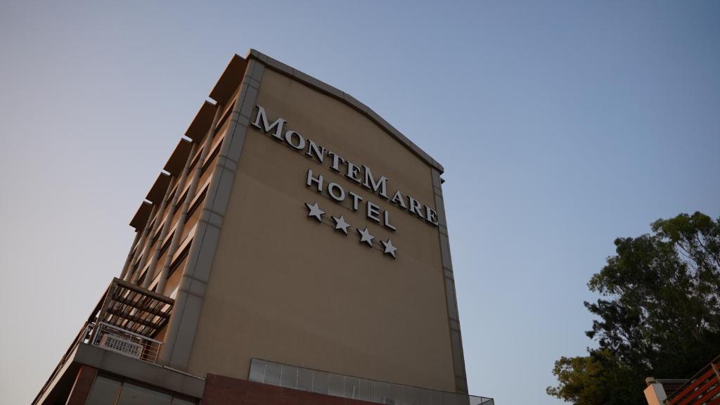 فندق Monte Mare في جونية: علامة الفندق على جانب المبنى