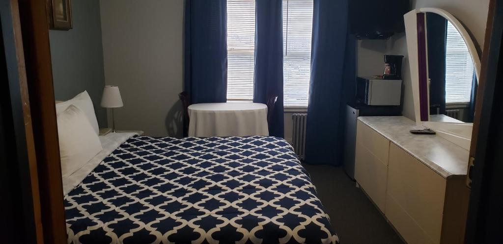 Postel nebo postele na pokoji v ubytování Jones Beach Hotel