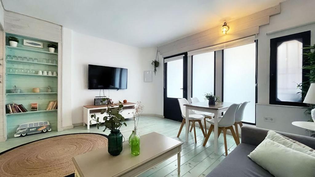 TV a/nebo společenská místnost v ubytování New Cozy Beach apartment, WiFi