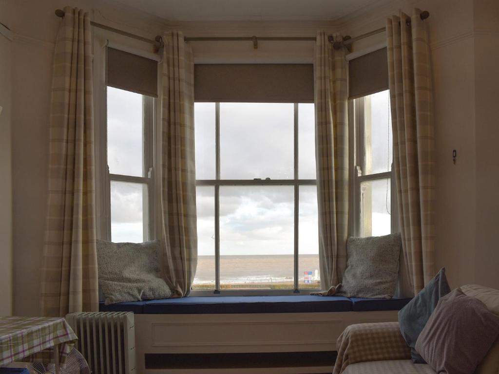 a window seat with a view of the beach at Flat 3 Sea View - Ukc4219 in Lowestoft