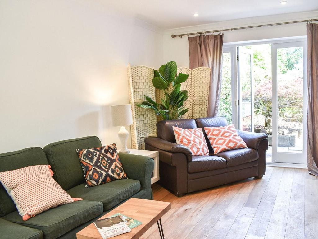 uma sala de estar com um sofá e uma cadeira em Bay House em Canterbury