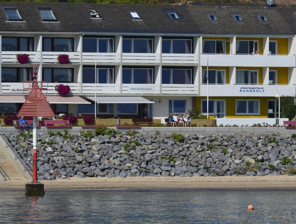 un hotel a orillas de un cuerpo de agua en Hotel Hochseeinsel en Helgoland