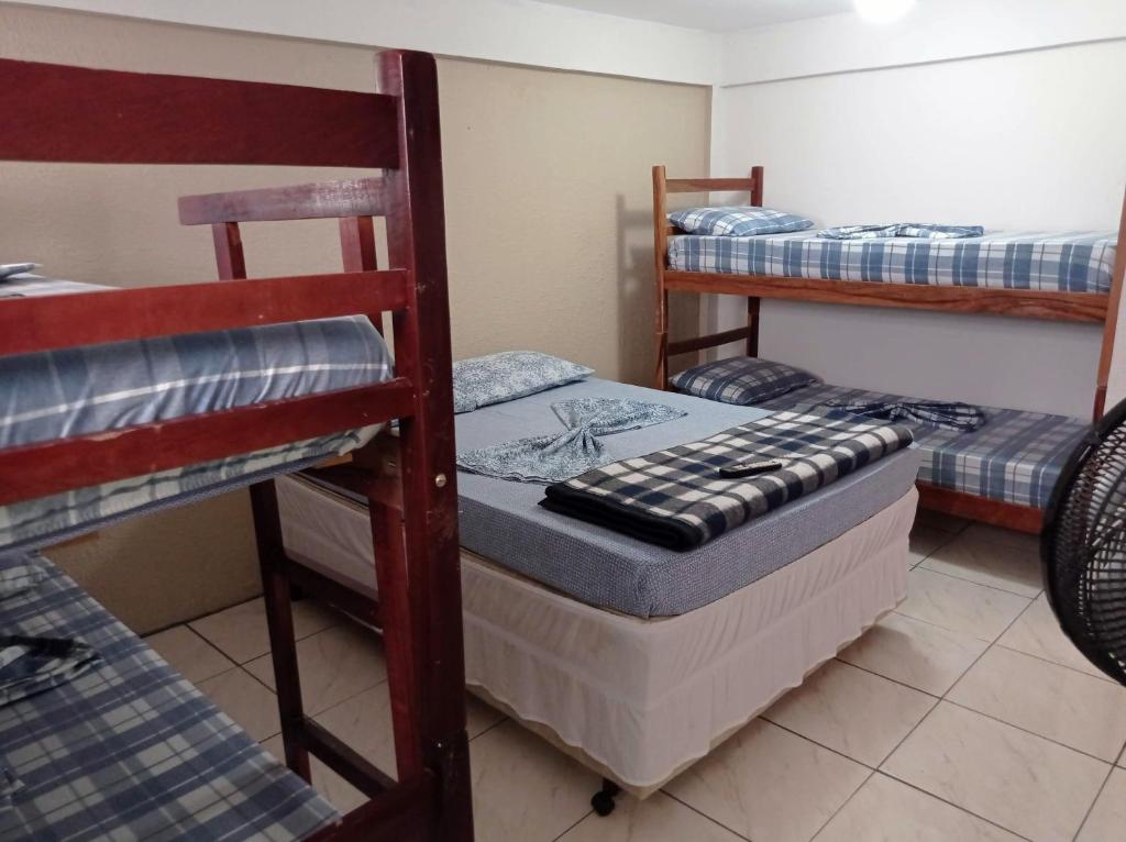 卡舒埃拉保利斯塔的住宿－Pousada Videiras Santa Rita de Cássia，一间客房内配有两张双层床的房间