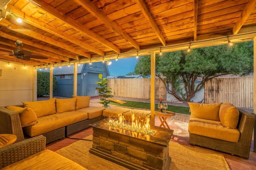 eine Terrasse mit einem Sofa und einem Kamin in der Unterkunft 4BR / Old Town Scottsdale / Shopping / Tempe in Scottsdale