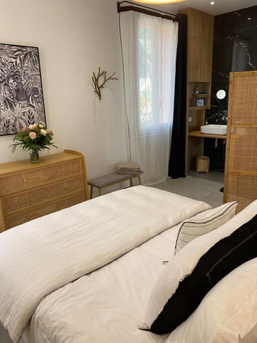 a bedroom with two beds and a window at Belle vue sur mer, très près du port de Sanary in Sanary-sur-Mer