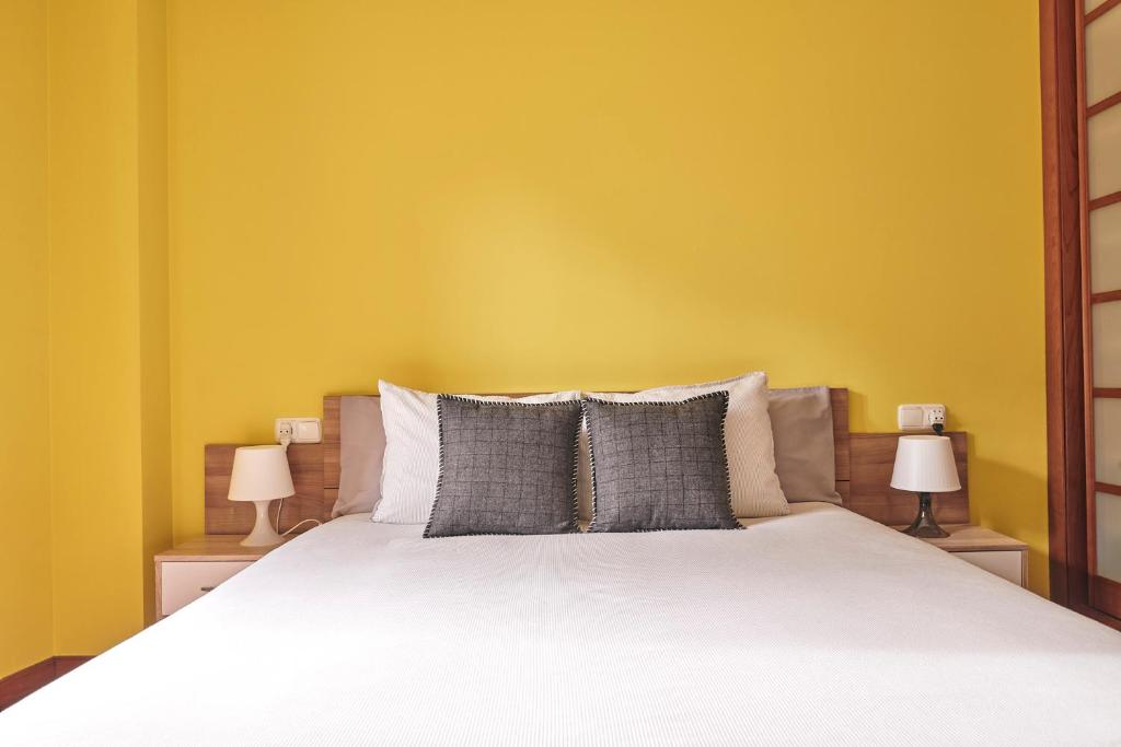 A bed or beds in a room at Apartamento La Calma, plaza de La Inmaculada, en el centro de León