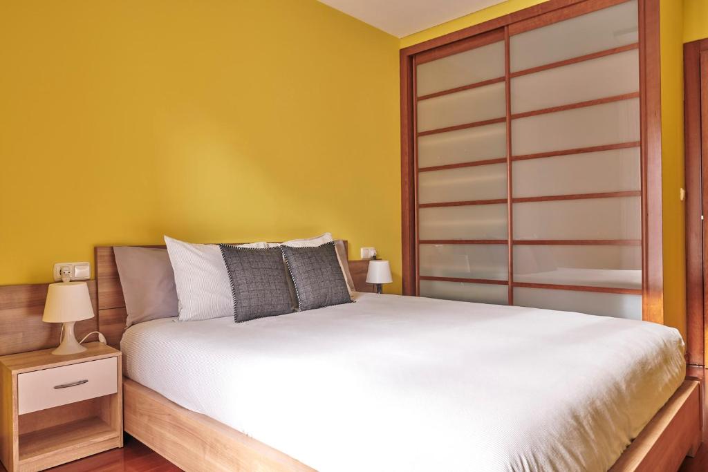 A bed or beds in a room at Apartamento La Calma, plaza de La Inmaculada, en el centro de León