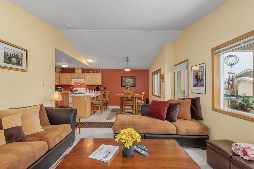 uma sala de estar com dois sofás e uma mesa em Suite Serenity Condo by NW Comfy Cabins em Leavenworth